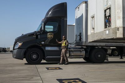 Cho thuê công nhân Logistics Ca Ngày - Công Ty TNHH TMDV Phát Triển Chồi Xanh